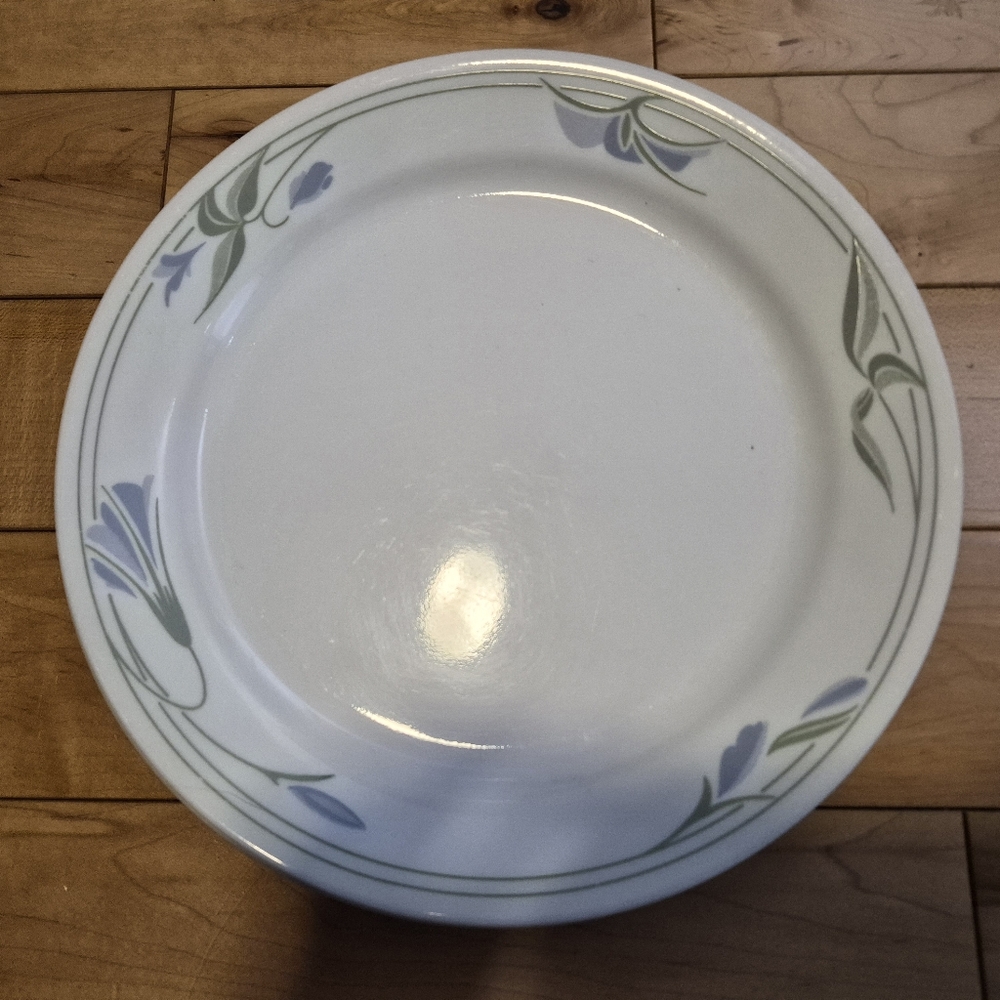 Corelle Blue Wreath, 4 dinner plates and 1 bowl - Picture 3 of 3
